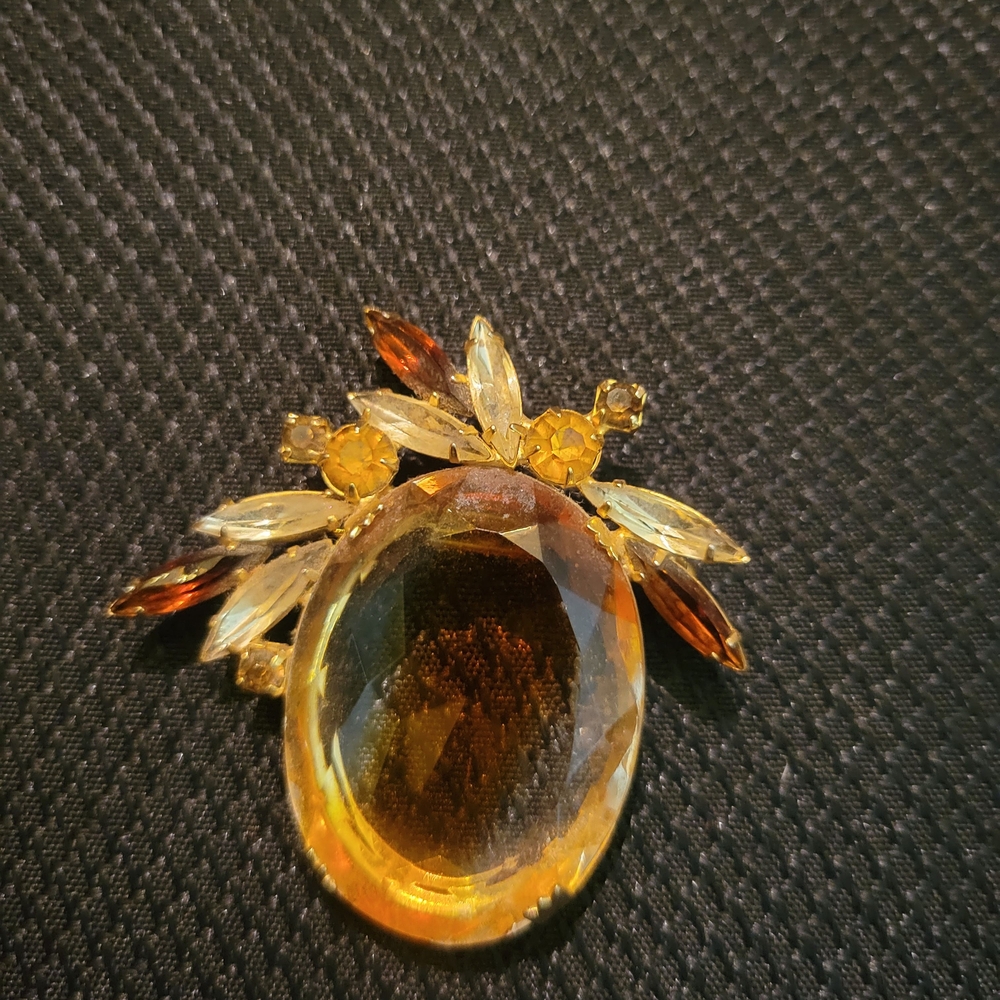 Elegant Gold and Brown Gemstone Brooch